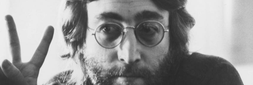 Yoko Ono muestra los lentes con sangre de Lennon