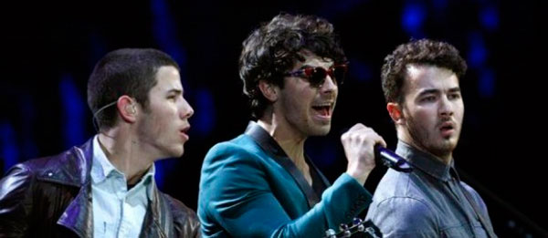 Los Jonas Brothers hacen cover en vivo a Daft Punk