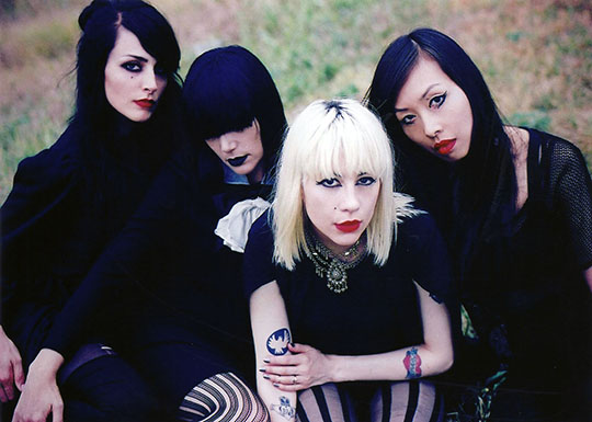 Dum Dum Girls interpretan opening de nueva caricatura de Batman!